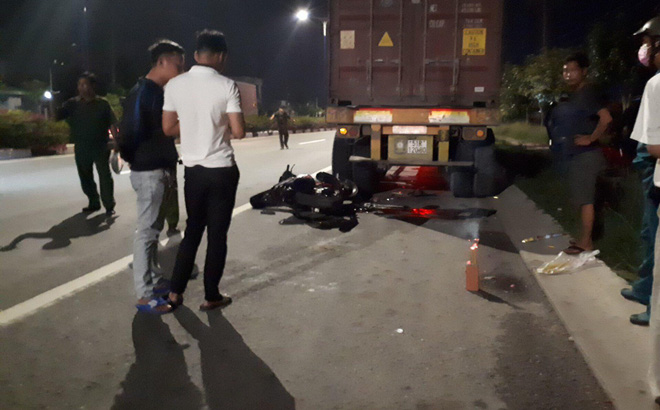 Về nhà sau tiệc sinh nhật, nam thanh niên tông đuôi xe container chết thảm Về nhà sau tiệc sinh nhật, nam thanh niên tông đuôi xe container chết thảm