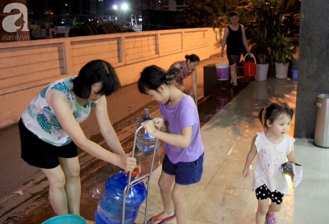 Hà Nội: Giữa đợt nắng nóng đỉnh điểm, 200 hộ dân chung cư nhốn nháo vì mất nước sinh hoạt - 7 Hà Nội: Giữa đợt nắng nóng đỉnh điểm, 200 hộ dân chung cư nhốn nháo vì mất nước sinh hoạt - 7