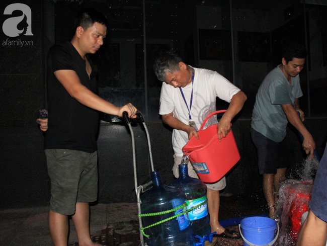 Hà Nội: Giữa đợt nắng nóng đỉnh điểm, 200 hộ dân chung cư nhốn nháo vì mất nước sinh hoạt - 8 Hà Nội: Giữa đợt nắng nóng đỉnh điểm, 200 hộ dân chung cư nhốn nháo vì mất nước sinh hoạt - 8
