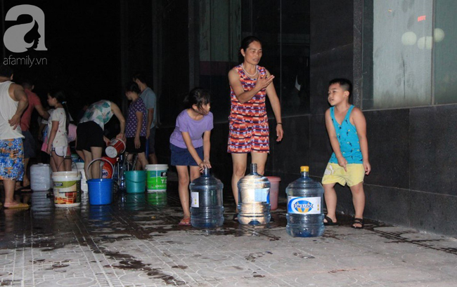 Hà Nội: Giữa đợt nắng nóng đỉnh điểm, 200 hộ dân chung cư nhốn nháo vì mất nước sinh hoạt - 9 Hà Nội: Giữa đợt nắng nóng đỉnh điểm, 200 hộ dân chung cư nhốn nháo vì mất nước sinh hoạt - 9