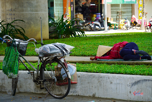 Nắng gắt hơn 40 độ, dân Đà Nẵng chui gầm cầu ăn ngủ - 2 Nắng gắt hơn 40 độ, dân Đà Nẵng chui gầm cầu ăn ngủ - 2