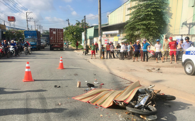 Nam thợ hồ đi xe máy bị xe container cán qua đầu, ch ết thương tâm ngày cuối tuần Nam thợ hồ đi xe máy bị xe container cán qua đầu, ch ết thương tâm ngày cuối tuần