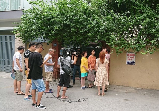 Quay liên tục dưới nắng nóng 42 độ, Thu Quỳnh kiệt sức, đoàn 'Về nhà đi con' tạm ngừng quay - 2 Quay liên tục dưới nắng nóng 42 độ, Thu Quỳnh kiệt sức, đoàn 'Về nhà đi con' tạm ngừng quay - 2