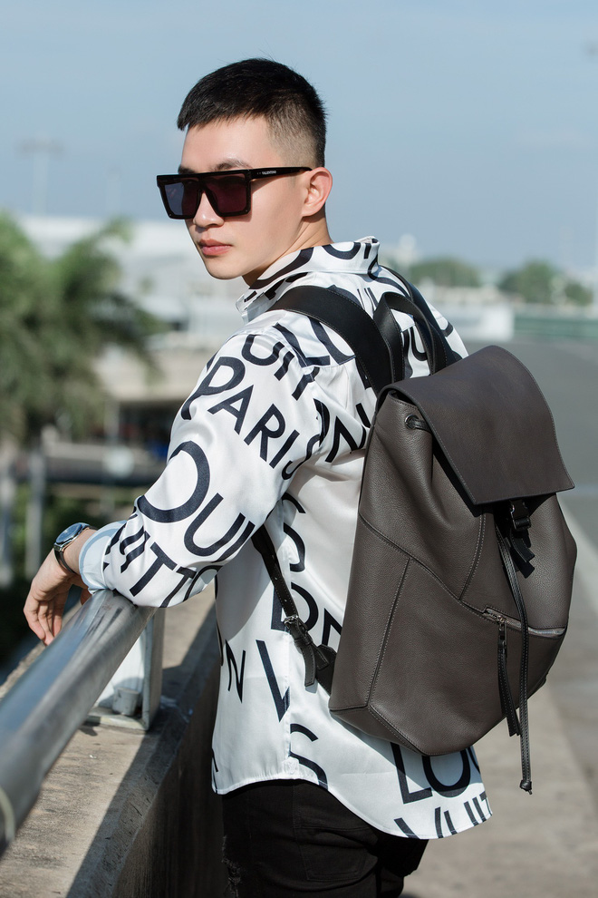 Võ Cảnh xuất hiện nổi bật và cực điển trai tại sân bay sang Pháp dự Liên hoan phim Cannes - 1 Võ Cảnh xuất hiện nổi bật và cực điển trai tại sân bay sang Pháp dự Liên hoan phim Cannes - 1