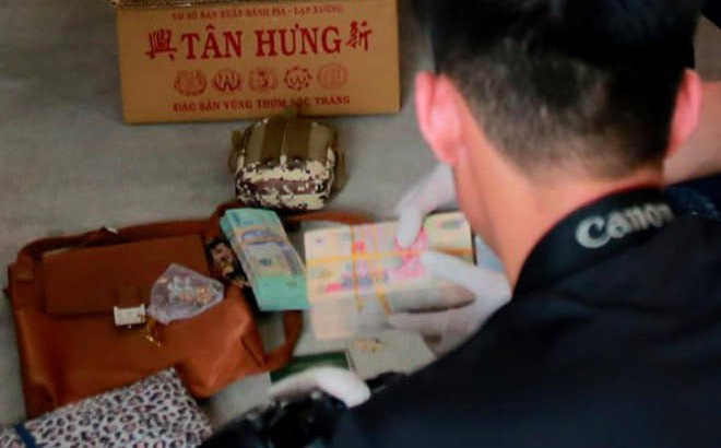 Vụ 2 thi thể đúc bê tông: Nhóm nghi can chuẩn bị nhiều cọc tiền mặt và đồ đạc trên xe Vụ 2 thi thể đúc bê tông: Nhóm nghi can chuẩn bị nhiều cọc tiền mặt và đồ đạc trên xe
