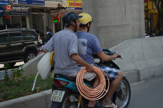 Nắng nóng đỉnh điểm ở Hà Nội, thợ điều hòa kiếm tiền triệu mỗi ngày - 1 Nắng nóng đỉnh điểm ở Hà Nội, thợ điều hòa kiếm tiền triệu mỗi ngày - 1