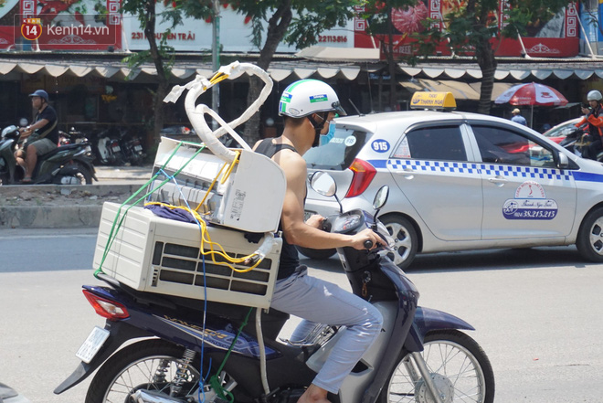 Nắng nóng đỉnh điểm ở Hà Nội, thợ điều hòa kiếm tiền triệu mỗi ngày - 4 Nắng nóng đỉnh điểm ở Hà Nội, thợ điều hòa kiếm tiền triệu mỗi ngày - 4