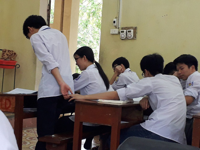 Chỉ một cái nắm tay để an ủi nhau lúc trả bài, hai nam sinh thu về hơn 40 ngàn lượt like cùng bão share từ dân mạng Chỉ một cái nắm tay để an ủi nhau lúc trả bài, hai nam sinh thu về hơn 40 ngàn lượt like cùng bão share từ dân mạng
