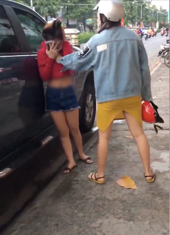 Cô gái bị chủ shop dùng mũ bảo hiểm 'đánh sấp mặt' sau khi 'bom hàng': 'Có tiền thì đặt không có tiền đừng có đặt nghe chưa?' - 1 Cô gái bị chủ shop dùng mũ bảo hiểm 'đánh sấp mặt' sau khi 'bom hàng': 'Có tiền thì đặt không có tiền đừng có đặt nghe chưa?' - 1
