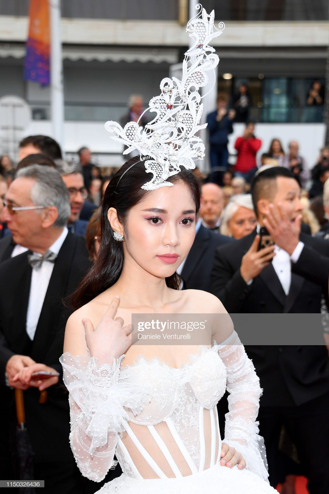 Thêm mỹ nhân Việt xuất hiện tại Cannes: Ăn mặc diêm dúa, cố tình chơi trội, hoá ra là người quen của Ngọc Trinh - 2 Thêm mỹ nhân Việt xuất hiện tại Cannes: Ăn mặc diêm dúa, cố tình chơi trội, hoá ra là người quen của Ngọc Trinh - 2