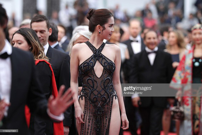 Từ Cannes, Ngọc Trinh tự hào tuyên bố sau nhiều đả kích về bộ cánh 'có như không': 'Tất cả các phóng viên đều kêu tôi nán lại để chụp ảnh' - 1 Từ Cannes, Ngọc Trinh tự hào tuyên bố sau nhiều đả kích về bộ cánh 'có như không': 'Tất cả các phóng viên đều kêu tôi nán lại để chụp ảnh' - 1