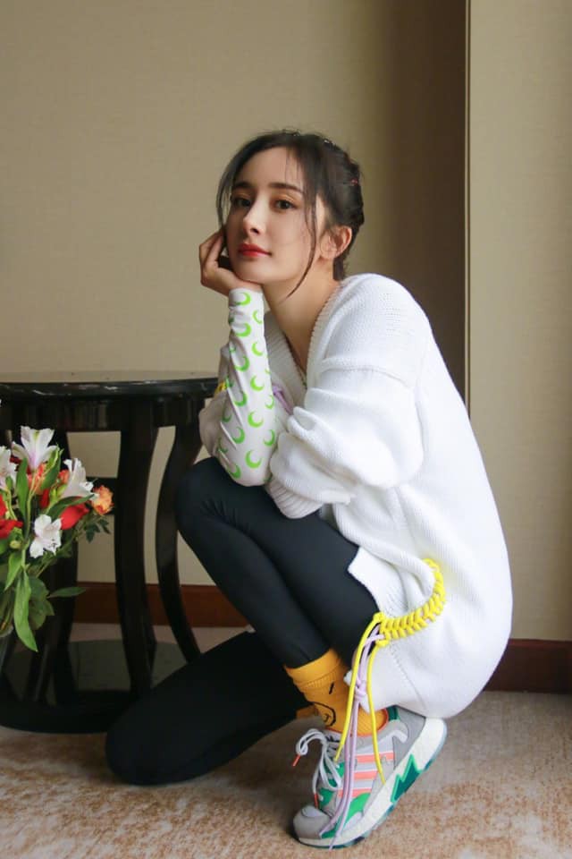 Dương Mịch khoe ảnh 'tự sướng', tận hưởng cuộc sống độc thân sau ồn ào ngoại tình với Hoắc Kiến Hoa - 1 Dương Mịch khoe ảnh 'tự sướng', tận hưởng cuộc sống độc thân sau ồn ào ngoại tình với Hoắc Kiến Hoa - 1