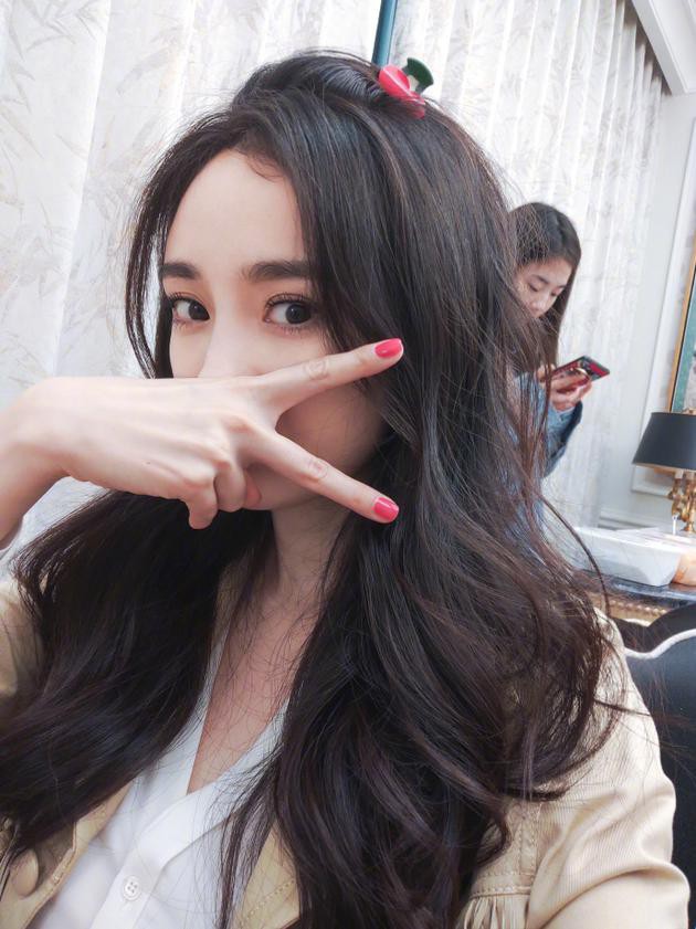 Dương Mịch khoe ảnh 'tự sướng', tận hưởng cuộc sống độc thân sau ồn ào ngoại tình với Hoắc Kiến Hoa Dương Mịch khoe ảnh 'tự sướng', tận hưởng cuộc sống độc thân sau ồn ào ngoại tình với Hoắc Kiến Hoa