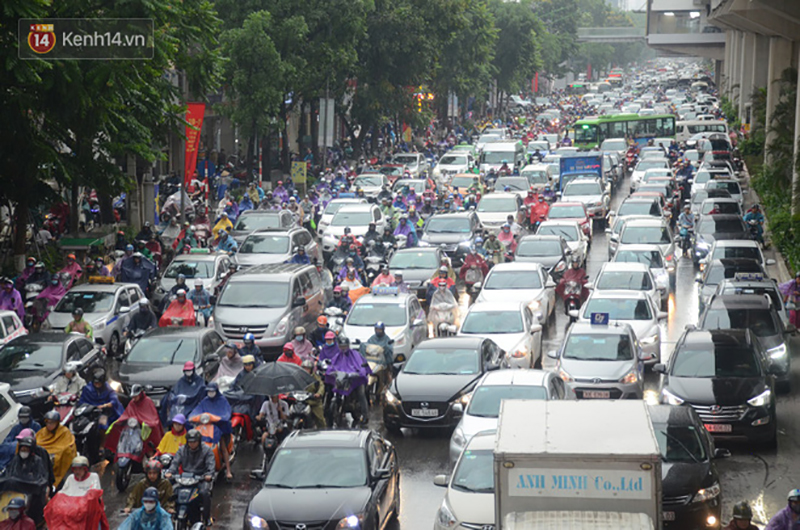 Cơn mưa rào vào sáng nay đã làm giảm nhiệt độ tại thủ đô cùng các tỉnh phía Bắc cũng giảm mạnh hơn 10 độ C khiến ai cũng cảm nhận tiết trời mát lạnh. - 5 Cơn mưa rào vào sáng nay đã làm giảm nhiệt độ tại thủ đô cùng các tỉnh phía Bắc cũng giảm mạnh hơn 10 độ C khiến ai cũng cảm nhận tiết trời mát lạnh. - 5