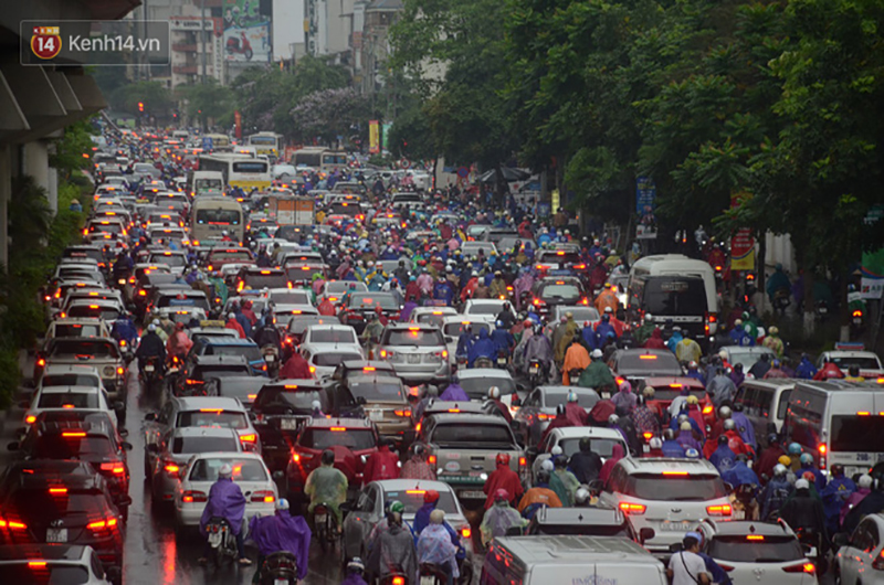 Cơn mưa rào vào sáng nay đã làm giảm nhiệt độ tại thủ đô cùng các tỉnh phía Bắc cũng giảm mạnh hơn 10 độ C khiến ai cũng cảm nhận tiết trời mát lạnh. - 6 Cơn mưa rào vào sáng nay đã làm giảm nhiệt độ tại thủ đô cùng các tỉnh phía Bắc cũng giảm mạnh hơn 10 độ C khiến ai cũng cảm nhận tiết trời mát lạnh. - 6