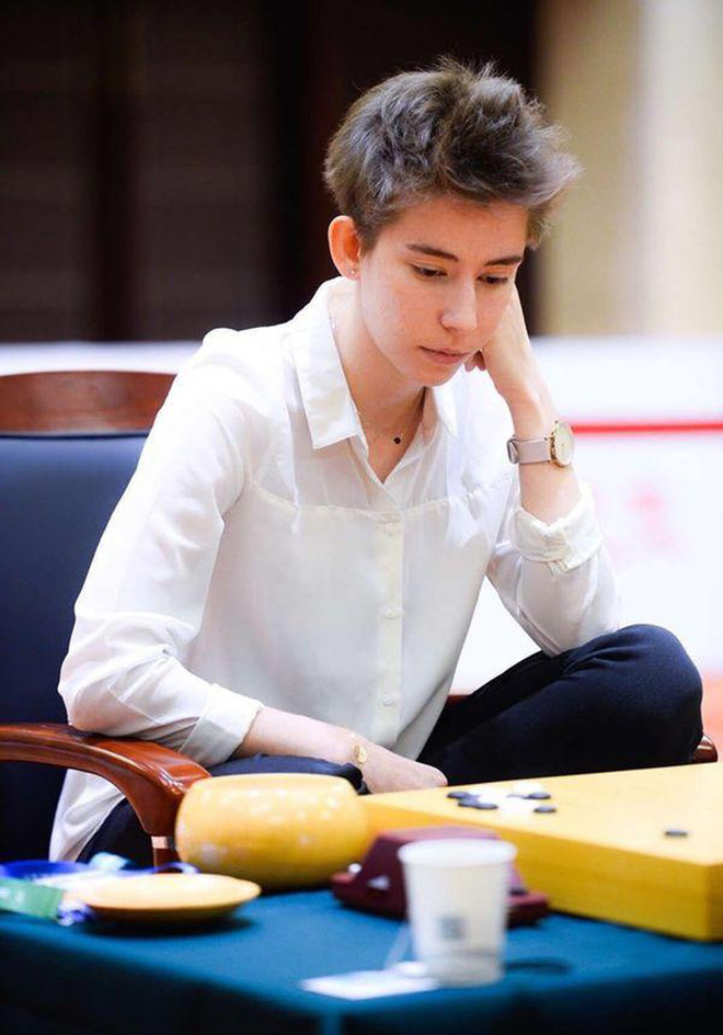 Nữ kỳ thủ gây ấn tượng với mái tóc ngắn cực 'soái': Chị 'bẻ cong' em luôn rồi nè! - 2 Nữ kỳ thủ gây ấn tượng với mái tóc ngắn cực 'soái': Chị 'bẻ cong' em luôn rồi nè! - 2