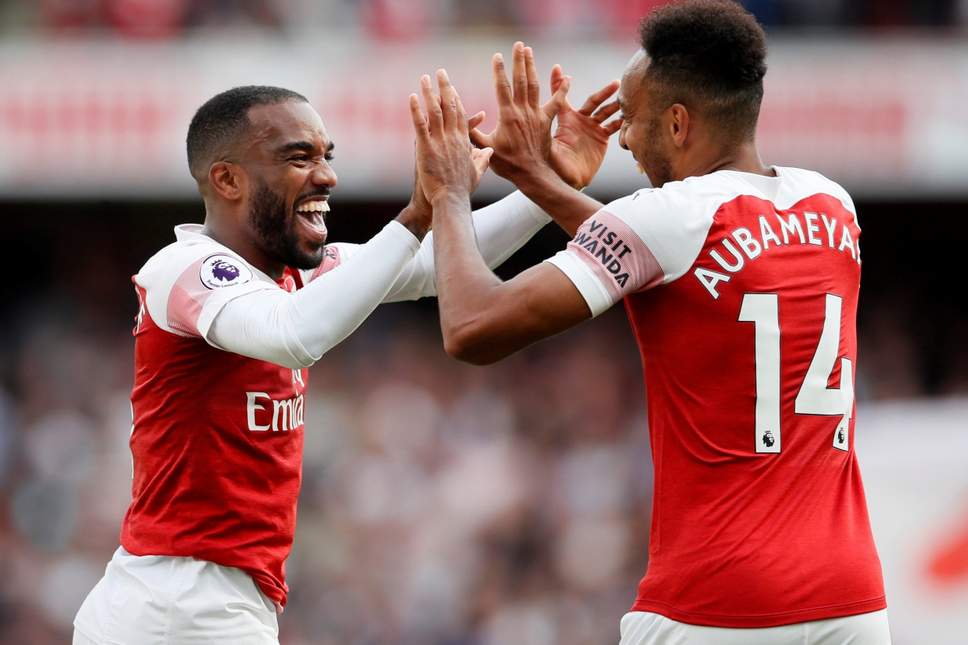 Giroud lên tiếng cảnh báo Arsenal: 'Trái tim tôi giờ nhuốm màu xanh rồi' Giroud lên tiếng cảnh báo Arsenal: 'Trái tim tôi giờ nhuốm màu xanh rồi'