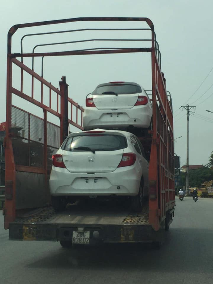 Honda Brio bất ngờ xuất hiện trên xe vận chuyển trên đường phố Hà Nội - 1 Honda Brio bất ngờ xuất hiện trên xe vận chuyển trên đường phố Hà Nội - 1