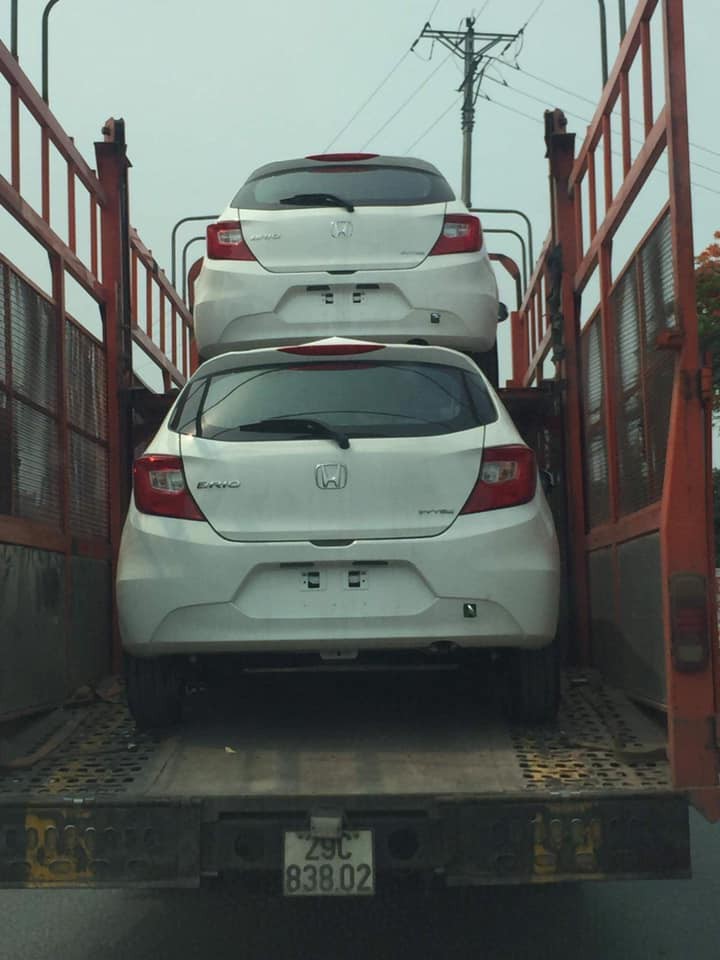 Honda Brio bất ngờ xuất hiện trên xe vận chuyển trên đường phố Hà Nội Honda Brio bất ngờ xuất hiện trên xe vận chuyển trên đường phố Hà Nội