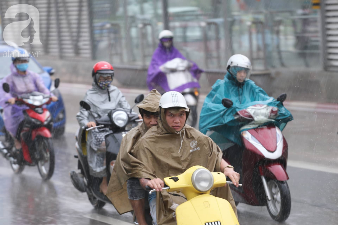 Mong mỏi đến hao mòn, cuối cùng Hà Nội cũng đã có mưa sau bao ngày nóng như chảo lửa - 12 Mong mỏi đến hao mòn, cuối cùng Hà Nội cũng đã có mưa sau bao ngày nóng như chảo lửa - 12