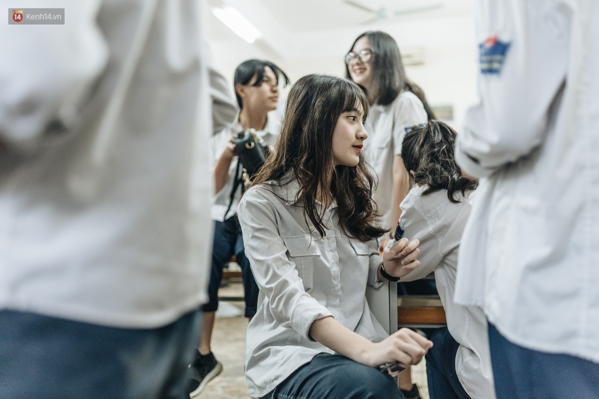 Mặc áo dài trắng đội mưa dự lễ bế giảng, dàn nữ sinh ngôi trường này gây thương nhớ vì quá xinh xắn - 10 Mặc áo dài trắng đội mưa dự lễ bế giảng, dàn nữ sinh ngôi trường này gây thương nhớ vì quá xinh xắn - 10