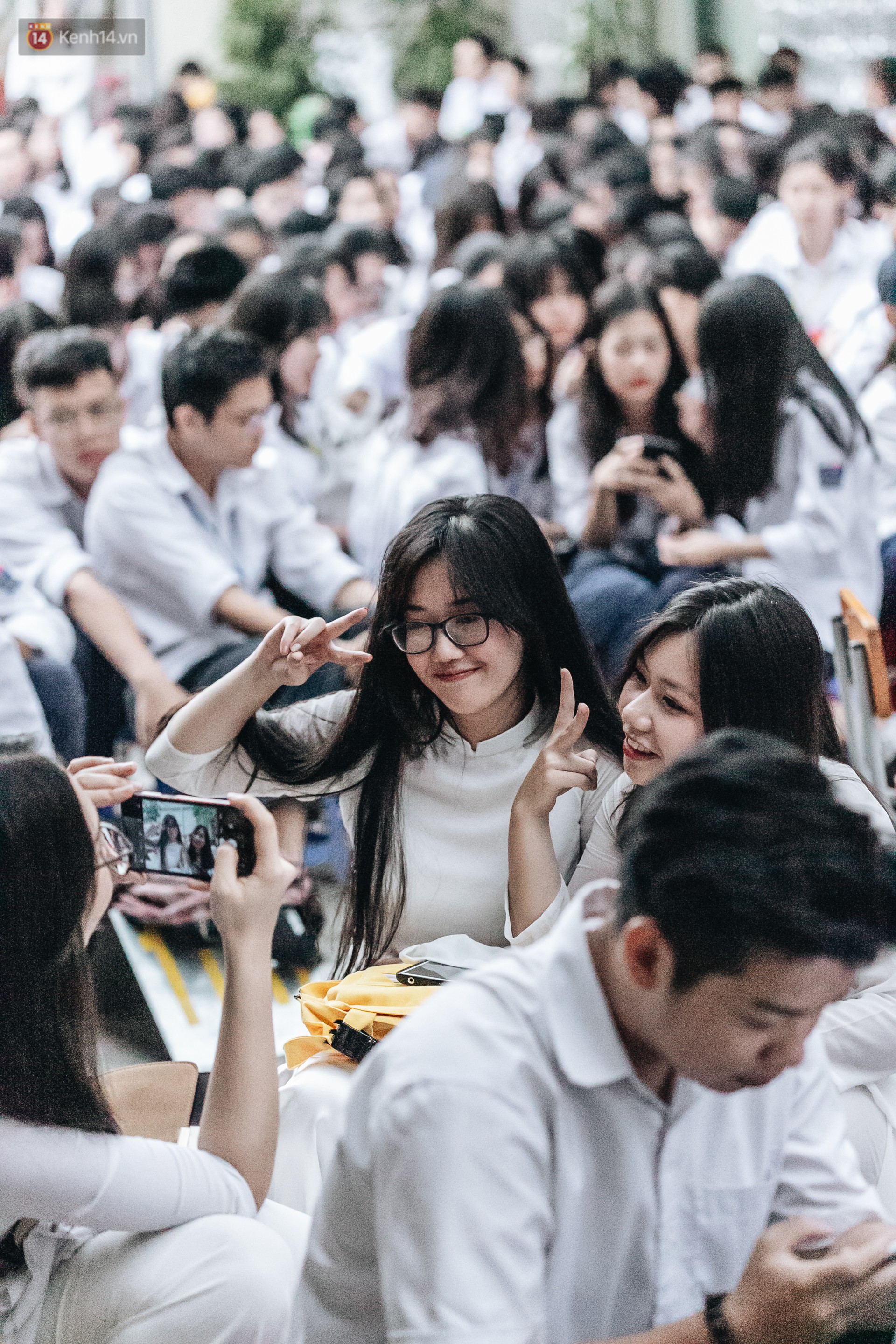 Mặc áo dài trắng đội mưa dự lễ bế giảng, dàn nữ sinh ngôi trường này gây thương nhớ vì quá xinh xắn - 13 Mặc áo dài trắng đội mưa dự lễ bế giảng, dàn nữ sinh ngôi trường này gây thương nhớ vì quá xinh xắn - 13