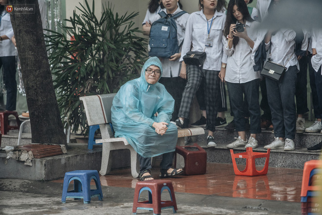 Mặc áo dài trắng đội mưa dự lễ bế giảng, dàn nữ sinh ngôi trường này gây thương nhớ vì quá xinh xắn - 15 Mặc áo dài trắng đội mưa dự lễ bế giảng, dàn nữ sinh ngôi trường này gây thương nhớ vì quá xinh xắn - 15