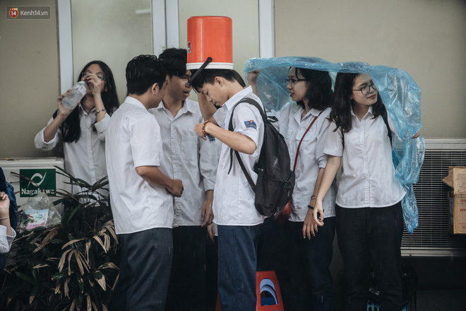Mặc áo dài trắng đội mưa dự lễ bế giảng, dàn nữ sinh ngôi trường này gây thương nhớ vì quá xinh xắn - 16 Mặc áo dài trắng đội mưa dự lễ bế giảng, dàn nữ sinh ngôi trường này gây thương nhớ vì quá xinh xắn - 16