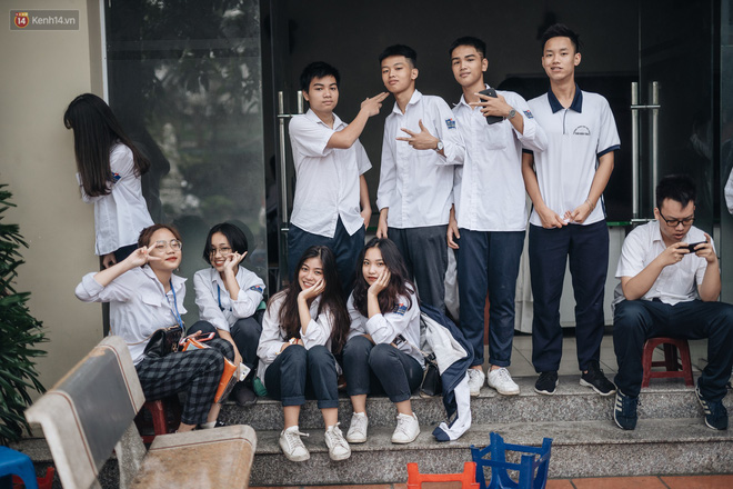 Mặc áo dài trắng đội mưa dự lễ bế giảng, dàn nữ sinh ngôi trường này gây thương nhớ vì quá xinh xắn - 17 Mặc áo dài trắng đội mưa dự lễ bế giảng, dàn nữ sinh ngôi trường này gây thương nhớ vì quá xinh xắn - 17