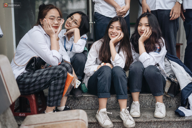 Mặc áo dài trắng đội mưa dự lễ bế giảng, dàn nữ sinh ngôi trường này gây thương nhớ vì quá xinh xắn - 18 Mặc áo dài trắng đội mưa dự lễ bế giảng, dàn nữ sinh ngôi trường này gây thương nhớ vì quá xinh xắn - 18