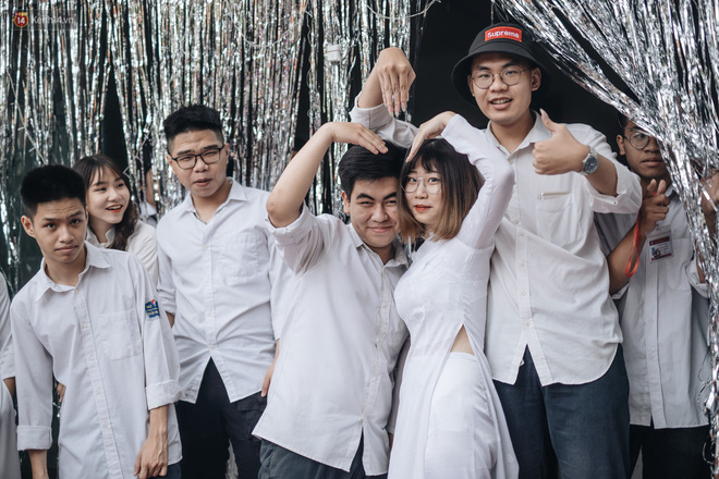 Mặc áo dài trắng đội mưa dự lễ bế giảng, dàn nữ sinh ngôi trường này gây thương nhớ vì quá xinh xắn - 19 Mặc áo dài trắng đội mưa dự lễ bế giảng, dàn nữ sinh ngôi trường này gây thương nhớ vì quá xinh xắn - 19