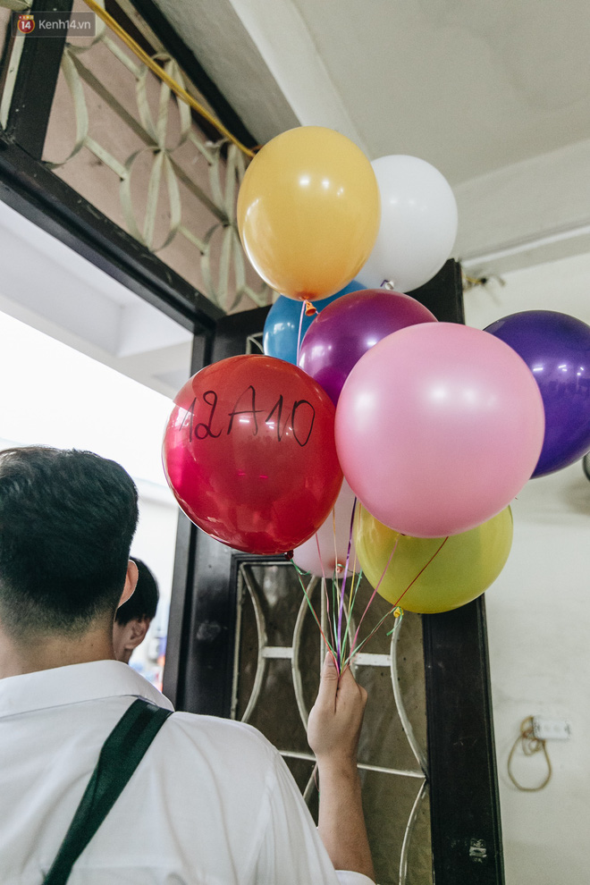 Mặc áo dài trắng đội mưa dự lễ bế giảng, dàn nữ sinh ngôi trường này gây thương nhớ vì quá xinh xắn - 24 Mặc áo dài trắng đội mưa dự lễ bế giảng, dàn nữ sinh ngôi trường này gây thương nhớ vì quá xinh xắn - 24