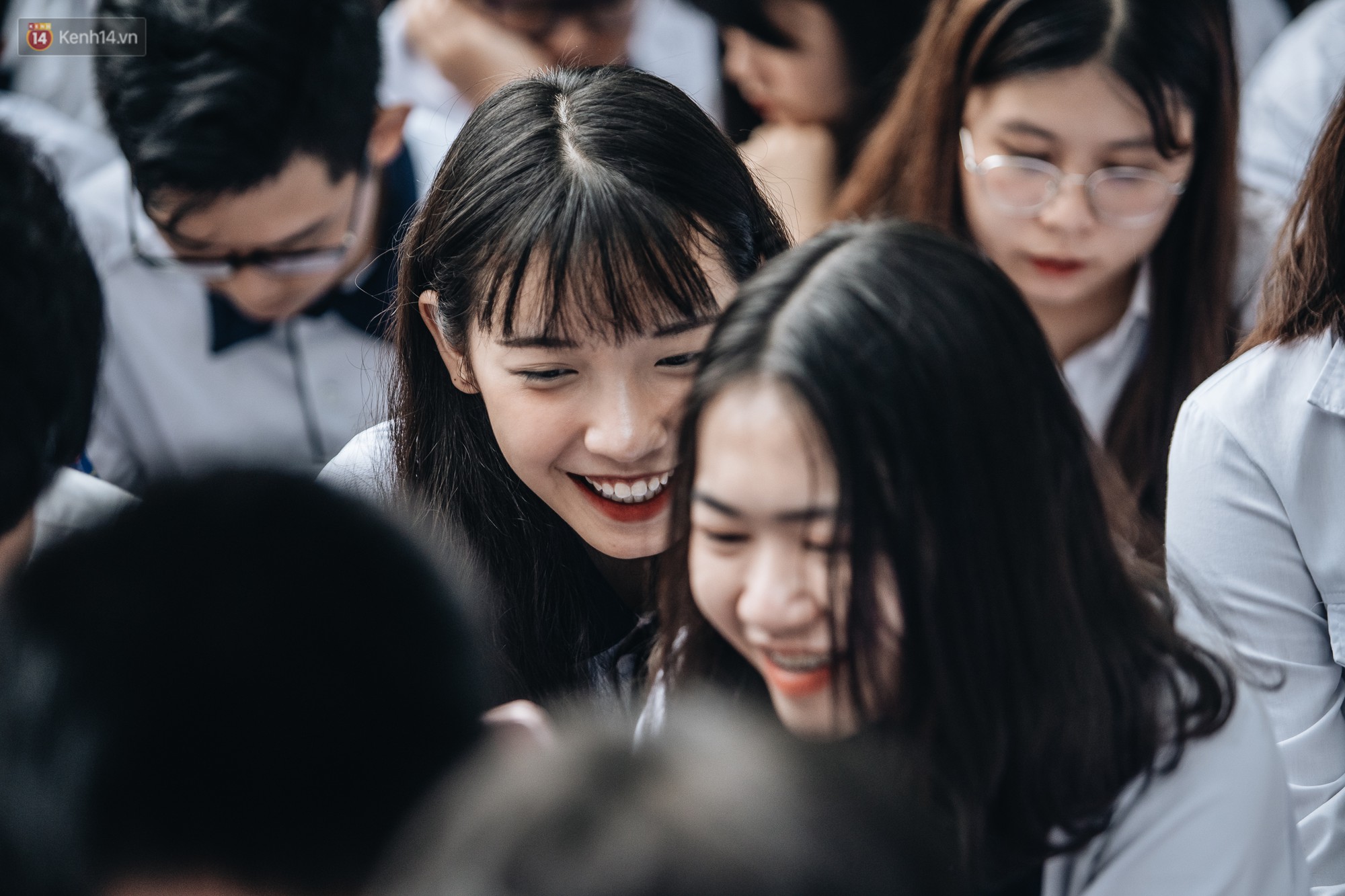 Mặc áo dài trắng đội mưa dự lễ bế giảng, dàn nữ sinh ngôi trường này gây thương nhớ vì quá xinh xắn - 3 Mặc áo dài trắng đội mưa dự lễ bế giảng, dàn nữ sinh ngôi trường này gây thương nhớ vì quá xinh xắn - 3