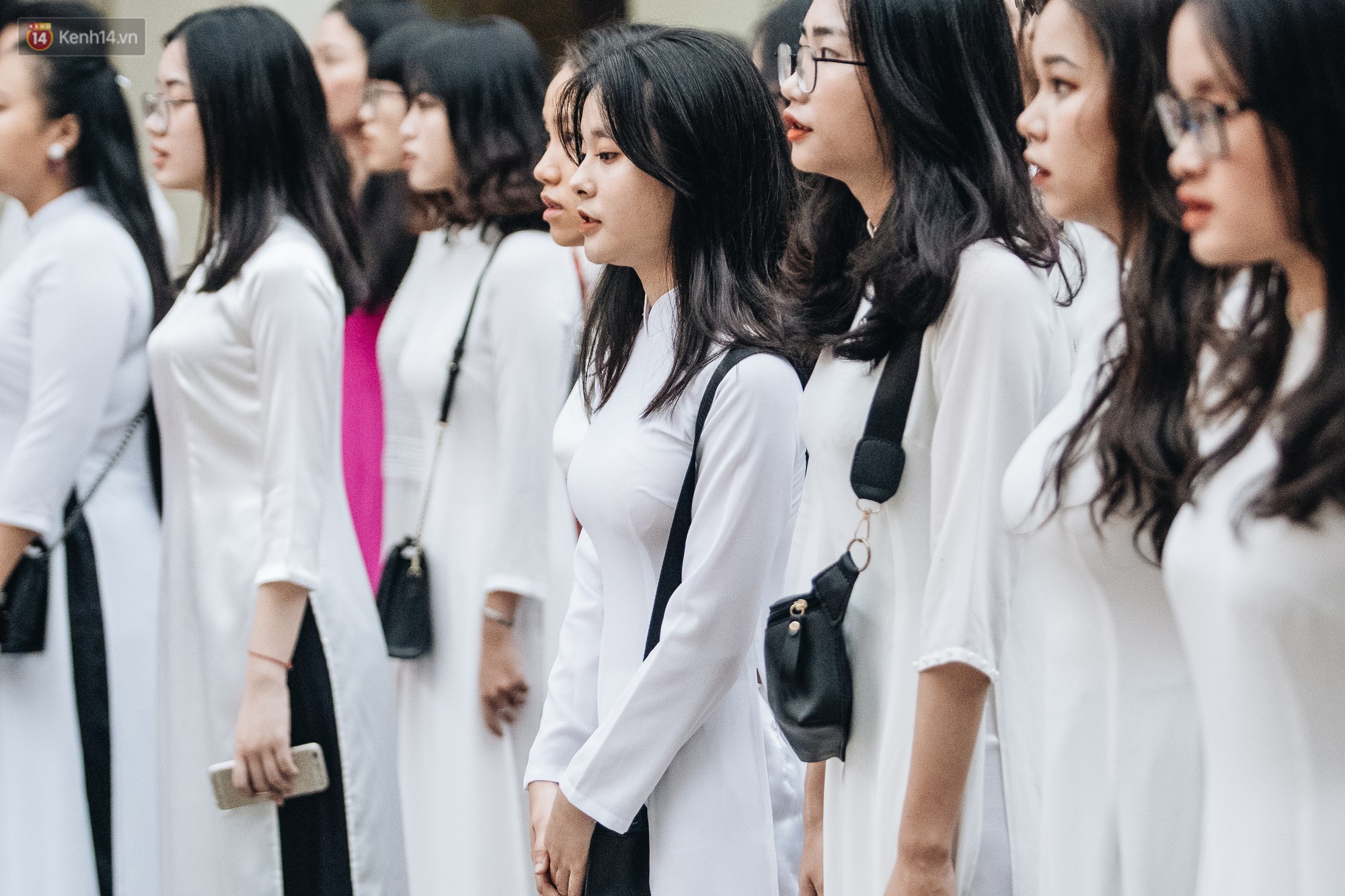 Mặc áo dài trắng đội mưa dự lễ bế giảng, dàn nữ sinh ngôi trường này gây thương nhớ vì quá xinh xắn - 4 Mặc áo dài trắng đội mưa dự lễ bế giảng, dàn nữ sinh ngôi trường này gây thương nhớ vì quá xinh xắn - 4