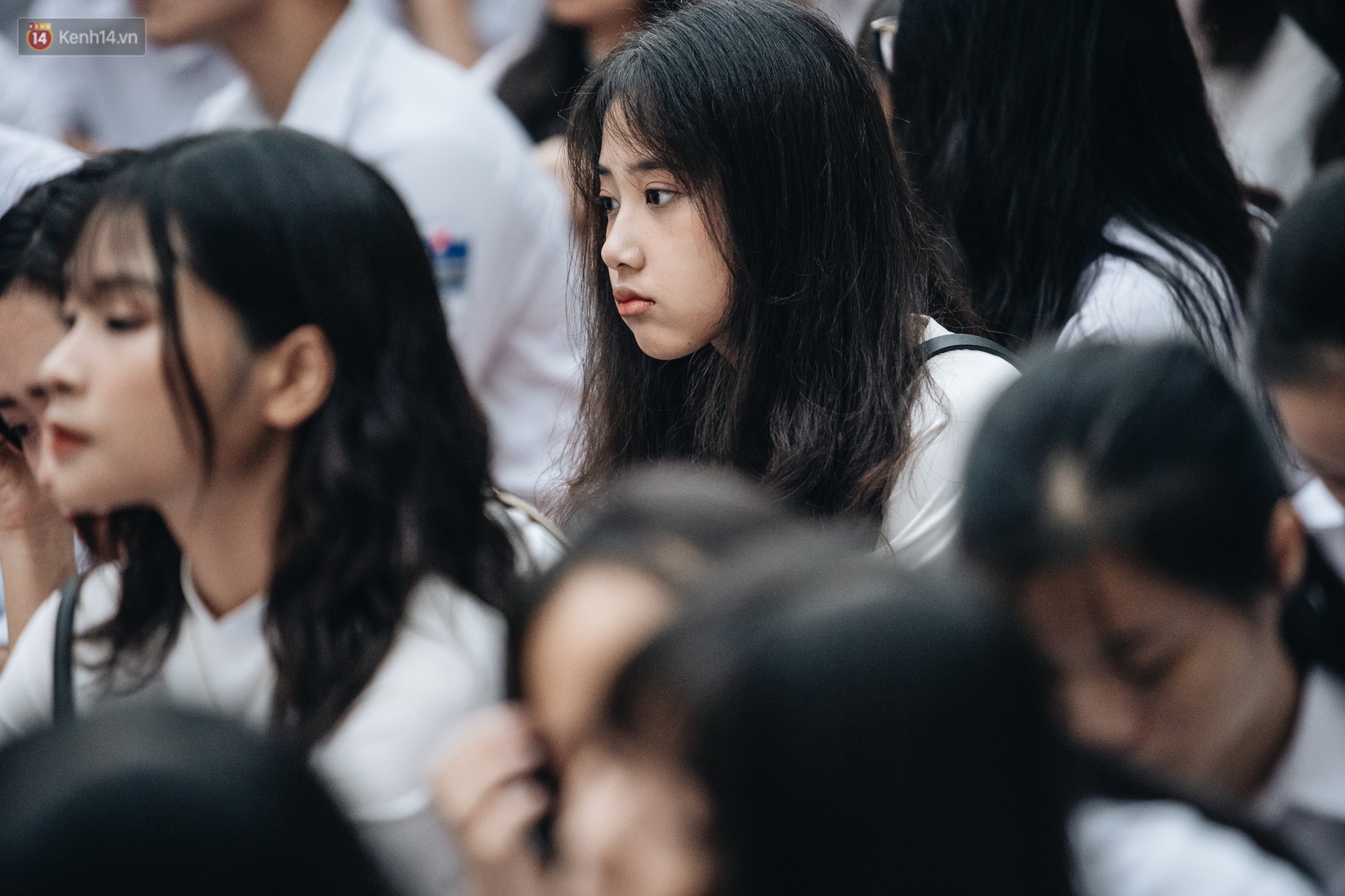 Mặc áo dài trắng đội mưa dự lễ bế giảng, dàn nữ sinh ngôi trường này gây thương nhớ vì quá xinh xắn - 6 Mặc áo dài trắng đội mưa dự lễ bế giảng, dàn nữ sinh ngôi trường này gây thương nhớ vì quá xinh xắn - 6