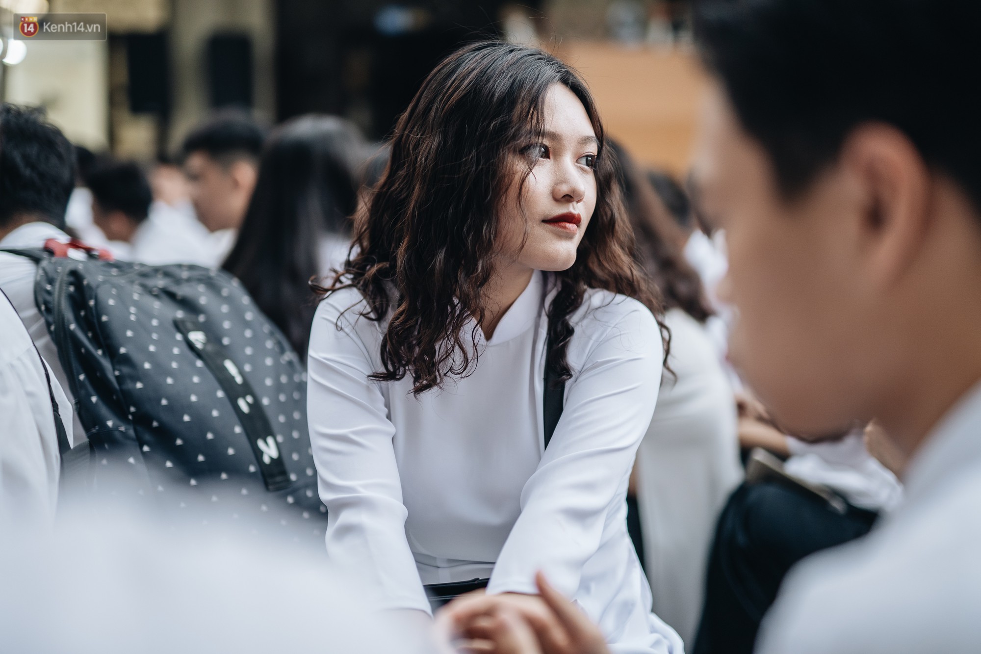 Mặc áo dài trắng đội mưa dự lễ bế giảng, dàn nữ sinh ngôi trường này gây thương nhớ vì quá xinh xắn - 9 Mặc áo dài trắng đội mưa dự lễ bế giảng, dàn nữ sinh ngôi trường này gây thương nhớ vì quá xinh xắn - 9