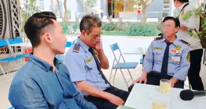 Thanh niên Việt kiều đến tận nơi xin lỗi 2 nhân viên bảo vệ: 'Con không khinh mấy chú, con cũng tự làm đủ nghề mới có tiền' - 2 Thanh niên Việt kiều đến tận nơi xin lỗi 2 nhân viên bảo vệ: 'Con không khinh mấy chú, con cũng tự làm đủ nghề mới có tiền' - 2