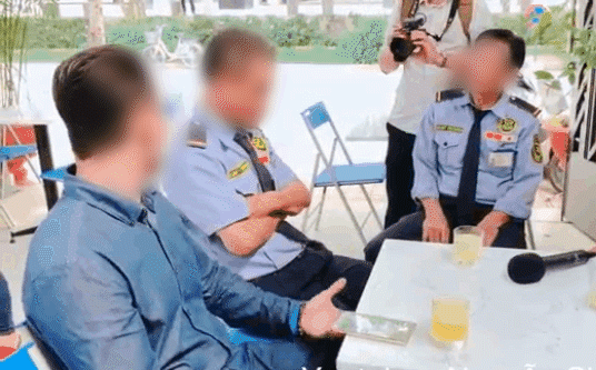 Thanh niên Việt kiều đến tận nơi xin lỗi 2 nhân viên bảo vệ: 'Con không khinh mấy chú, con cũng tự làm đủ nghề mới có tiền' Thanh niên Việt kiều đến tận nơi xin lỗi 2 nhân viên bảo vệ: 'Con không khinh mấy chú, con cũng tự làm đủ nghề mới có tiền'