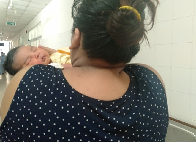 Mỡ bụng sản phụ quá dày, bác sĩ chật vật mổ lấy thai nhi Mỡ bụng sản phụ quá dày, bác sĩ chật vật mổ lấy thai nhi