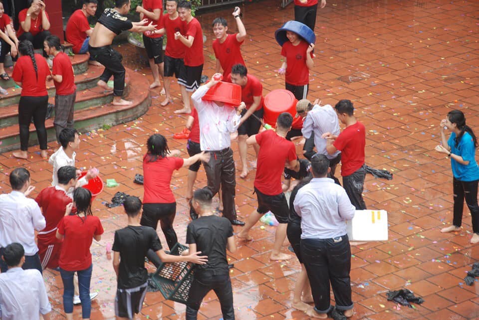 Nhìn 'thầy giáo nhà người ta' chịu chơi, chấp nhận bị đổ nước khăp người để 'quẩy' với học trò ngày bế giảng thế này, bạn có ghen tị không? - 2 Nhìn 'thầy giáo nhà người ta' chịu chơi, chấp nhận bị đổ nước khăp người để 'quẩy' với học trò ngày bế giảng thế này, bạn có ghen tị không? - 2