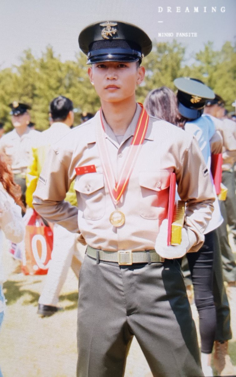 Hàng nghìn người đang phát sốt vì nam thần Kpop nhận bằng quân đội mà đẹp thần thánh như cắt ra từ phim điện ảnh - 3 Hàng nghìn người đang phát sốt vì nam thần Kpop nhận bằng quân đội mà đẹp thần thánh như cắt ra từ phim điện ảnh - 3
