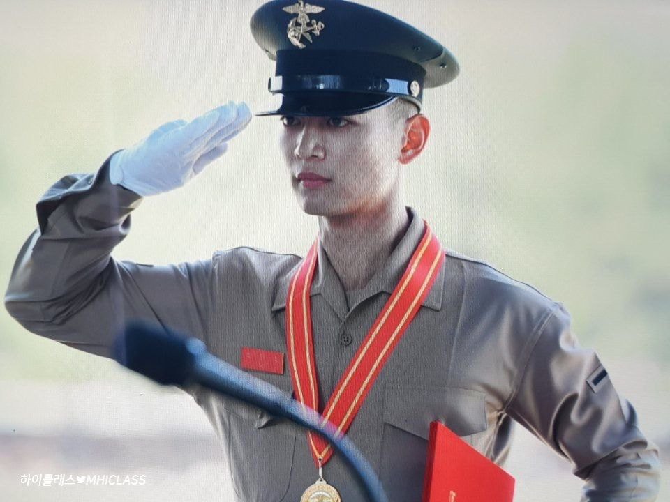 Hàng nghìn người đang phát sốt vì nam thần Kpop nhận bằng quân đội mà đẹp thần thánh như cắt ra từ phim điện ảnh - 6 Hàng nghìn người đang phát sốt vì nam thần Kpop nhận bằng quân đội mà đẹp thần thánh như cắt ra từ phim điện ảnh - 6