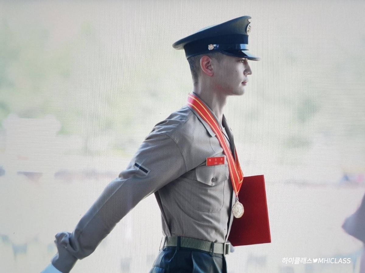 Hàng nghìn người đang phát sốt vì nam thần Kpop nhận bằng quân đội mà đẹp thần thánh như cắt ra từ phim điện ảnh - 7 Hàng nghìn người đang phát sốt vì nam thần Kpop nhận bằng quân đội mà đẹp thần thánh như cắt ra từ phim điện ảnh - 7