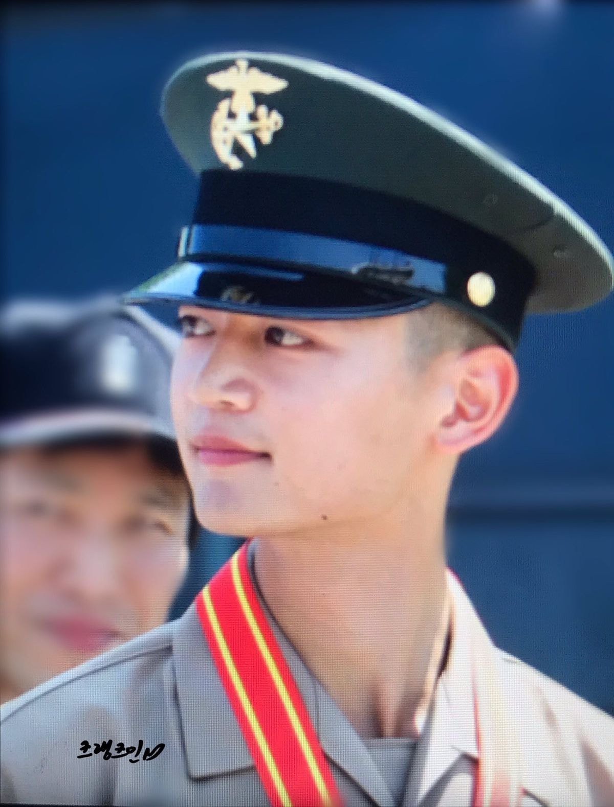 Hàng nghìn người đang phát sốt vì nam thần Kpop nhận bằng quân đội mà đẹp thần thánh như cắt ra từ phim điện ảnh - 8 Hàng nghìn người đang phát sốt vì nam thần Kpop nhận bằng quân đội mà đẹp thần thánh như cắt ra từ phim điện ảnh - 8