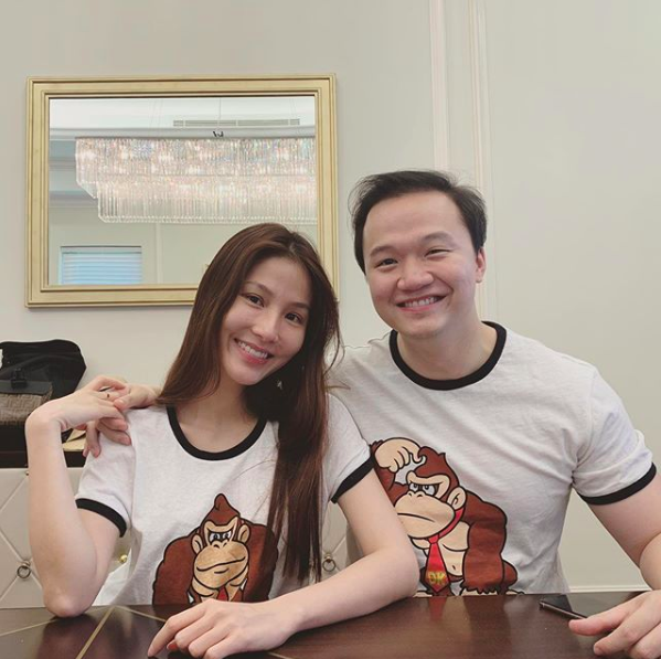 Gượng cười bên bạn trai, Diễm My 9x vẫn không giấu được vẻ tiều tụy đến xót xa sau biến cố Gượng cười bên bạn trai, Diễm My 9x vẫn không giấu được vẻ tiều tụy đến xót xa sau biến cố