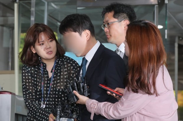 Dân Hàn phẫn nộ vì tình tiết vụ Seungri môi giới mại dâm: Gọi đến nhà mua dâm để kiểm tra trước khi dẫn cho đối tác - 4 Dân Hàn phẫn nộ vì tình tiết vụ Seungri môi giới mại dâm: Gọi đến nhà mua dâm để kiểm tra trước khi dẫn cho đối tác - 4