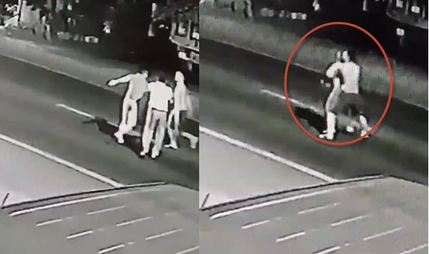 Clip: Nam thanh niên cởi trần bế bạn gái ra đường chờ ô tô tông để cùng chết gây phẫn nộ Clip: Nam thanh niên cởi trần bế bạn gái ra đường chờ ô tô tông để cùng chết gây phẫn nộ