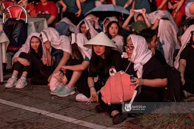 Dàn nữ sinh trường chuyên Amsterdam siêu sexy, đội mưa to nhảy máu lửa trong lễ trưởng thành - 10 Dàn nữ sinh trường chuyên Amsterdam siêu sexy, đội mưa to nhảy máu lửa trong lễ trưởng thành - 10