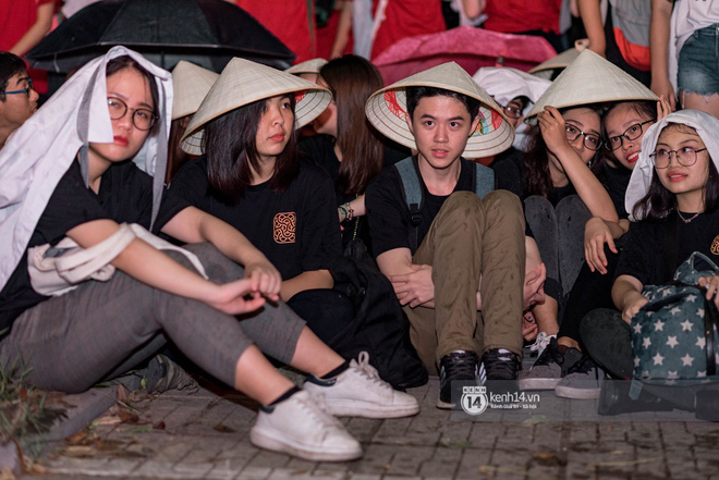 Dàn nữ sinh trường chuyên Amsterdam siêu sexy, đội mưa to nhảy máu lửa trong lễ trưởng thành - 12 Dàn nữ sinh trường chuyên Amsterdam siêu sexy, đội mưa to nhảy máu lửa trong lễ trưởng thành - 12