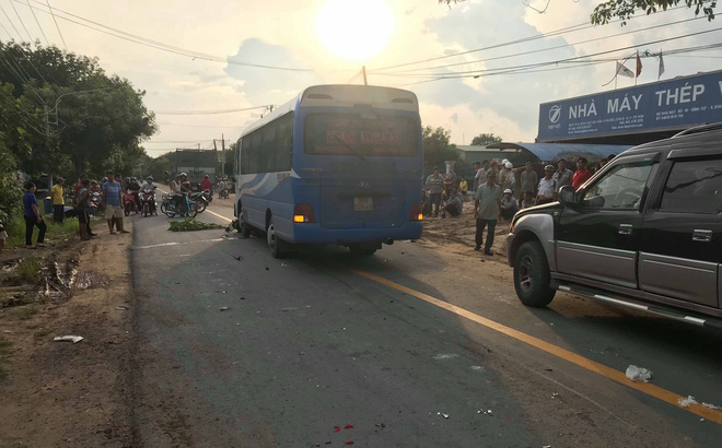 Hai xe máy va chạm trên đường, xe khách lao tới cán chết 2 người đàn ông Hai xe máy va chạm trên đường, xe khách lao tới cán chết 2 người đàn ông